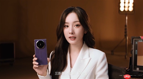 杨幂首次展示华为Mate XTs非凡大师新配色：三折叠 怎么折都全面