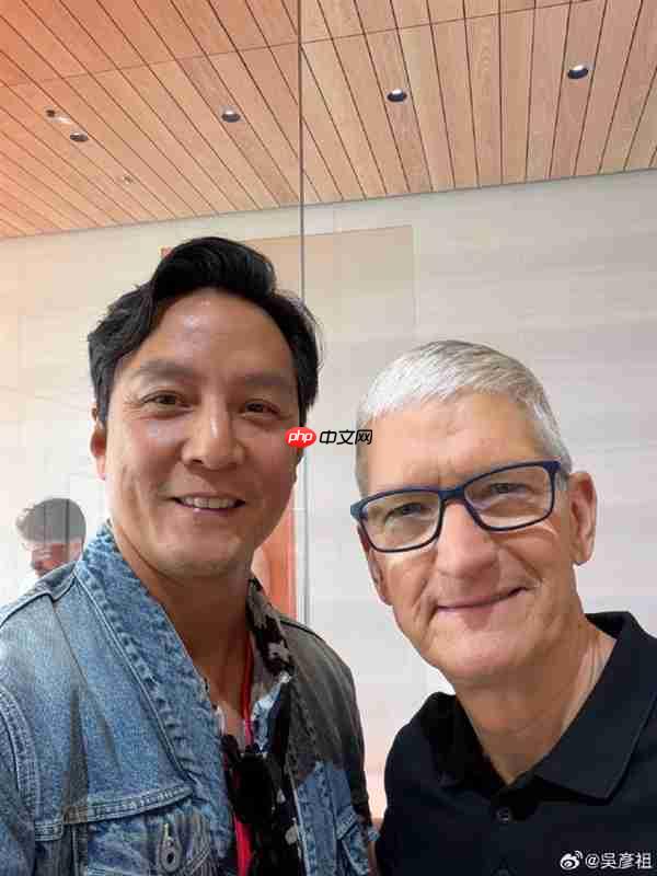 苹果的牙膏终于“挤爆了”！吴彦祖与库克合影：超期待用上iPhone 17系列