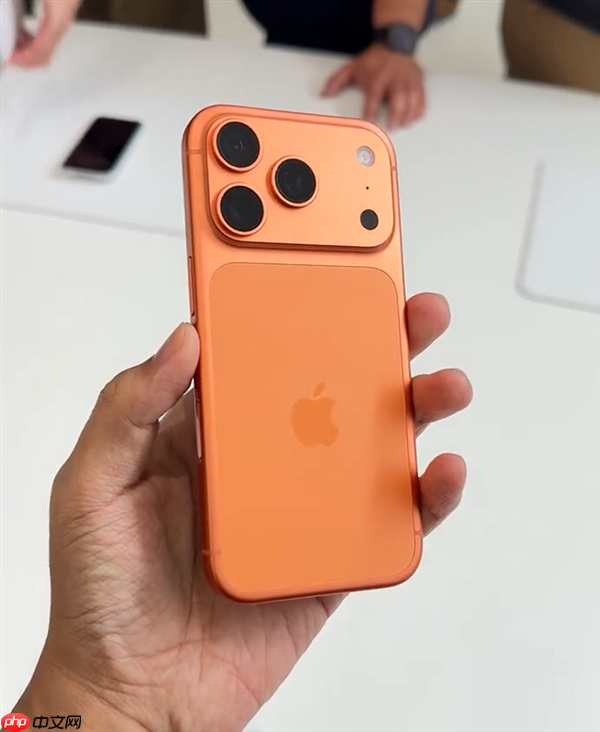 苹果的牙膏终于“挤爆了”！吴彦祖与库克合影：超期待用上iPhone 17系列