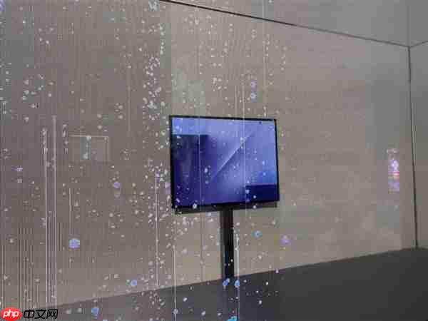 华为唯一对手：三星三折叠屏实机首次公开展出！采用内折方案