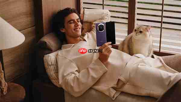 华为Mate X7搭载全新折叠玄武架构：更耐摔、80℃热水也不怕